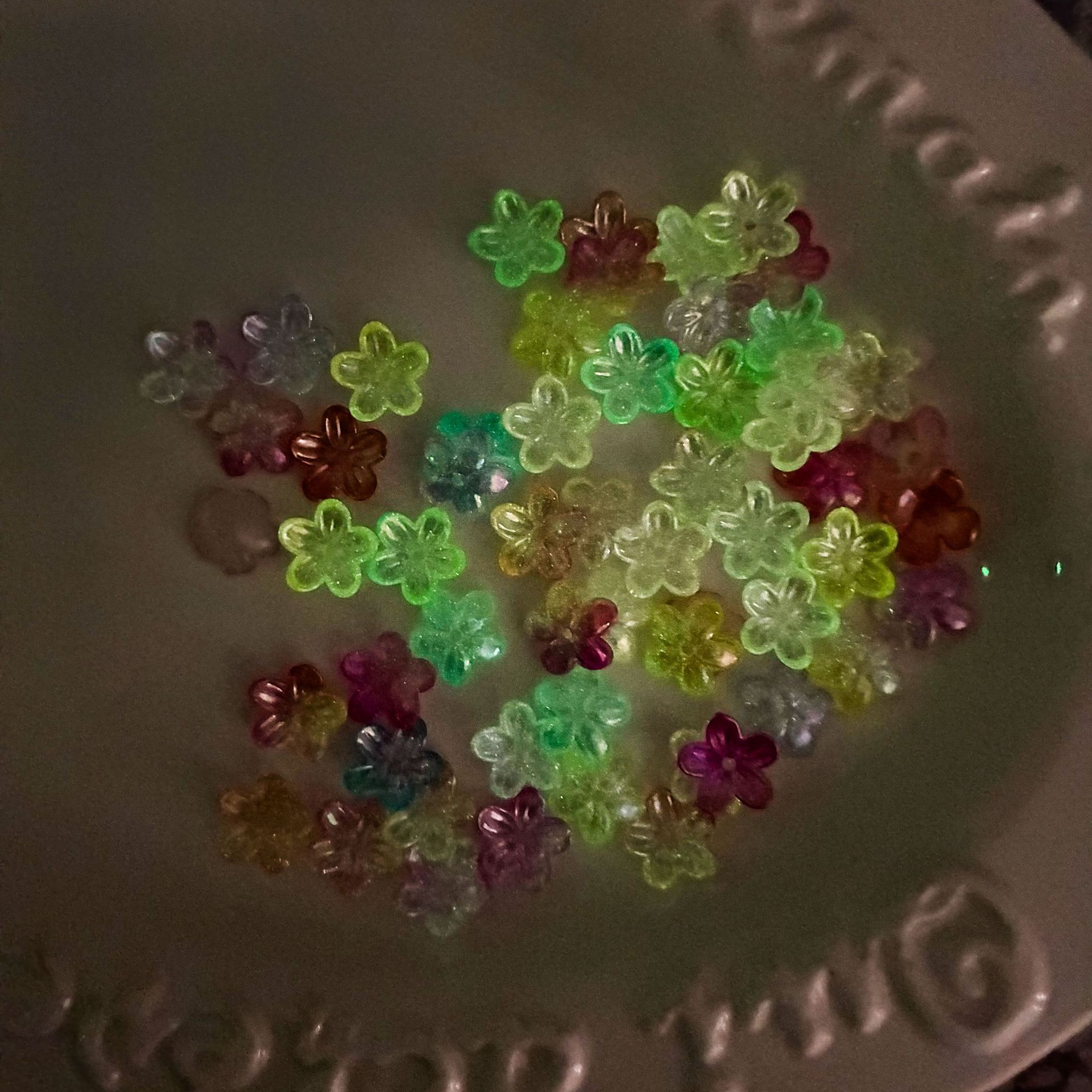 100개 12mm 야광 아크릴 벚꽃 비즈 캡 참 장식품 - Embellishment Crafts 리뷰 및 가격
